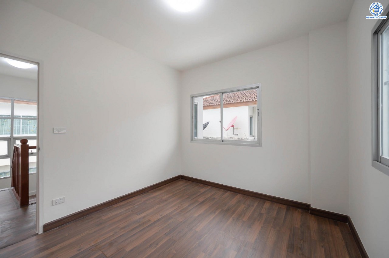 บ้านมือสองตกแต่งใหม่ โครงการ ศุภาลัยวิลล์ วงแหวน-รัตนาธิเบศร์ เนื้อที่กว้างกว่า 52 ตร.ว. ฟังก์ชัน 3 ห้องนอน 2 ห้องน้ำ 2 ที่จอดรถ ตอบโจทย์ทุกการเข้าอยู่ บนทำเลเดินทางสะดวก เชื่อมต่อถนนหลายเส้นทาง เพียง 15 นาทีก็ถึงรถไฟฟ้าสายสีม่วง "สถานีคลองบางไผ่" ใกล้ทางด่วน "กาญจนาภิเษก"